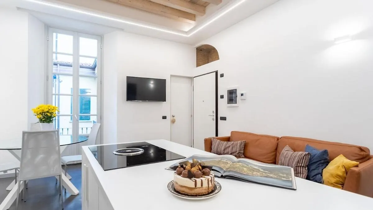 Tommy'S Place - Como City Center Apartment
